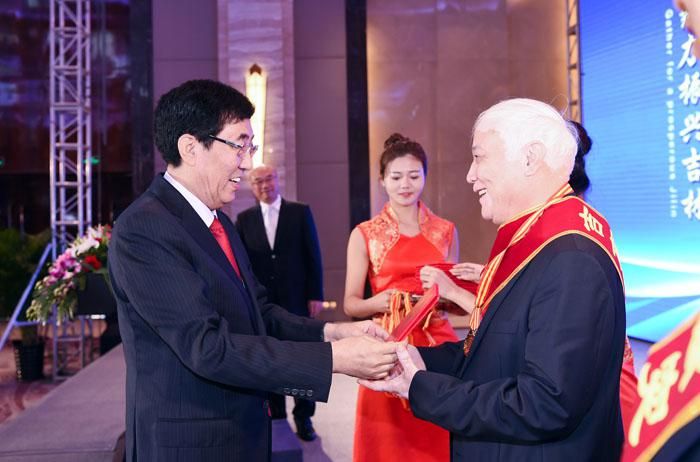 1、第二届全球吉商大会上，省委书记巴音朝鲁为获得“吉商突出贡献人物”奖的曹和平董事长颁奖.jpg